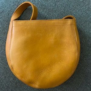 Able Naomi Saddlebag | A like new classic saddlebag with a rounded bottom.